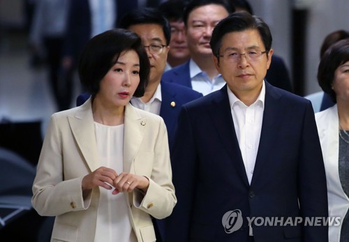 회의장 향하는 황교안과 나경원