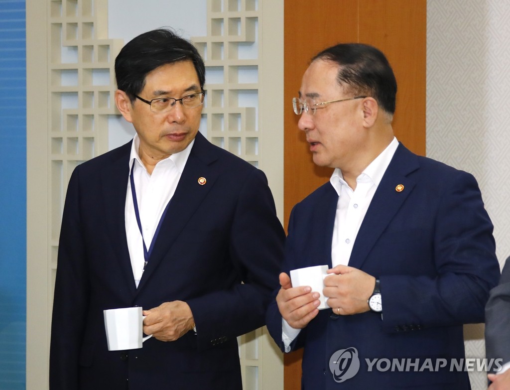 대화하는 홍남기 부총리와 박상기 법무부 장관