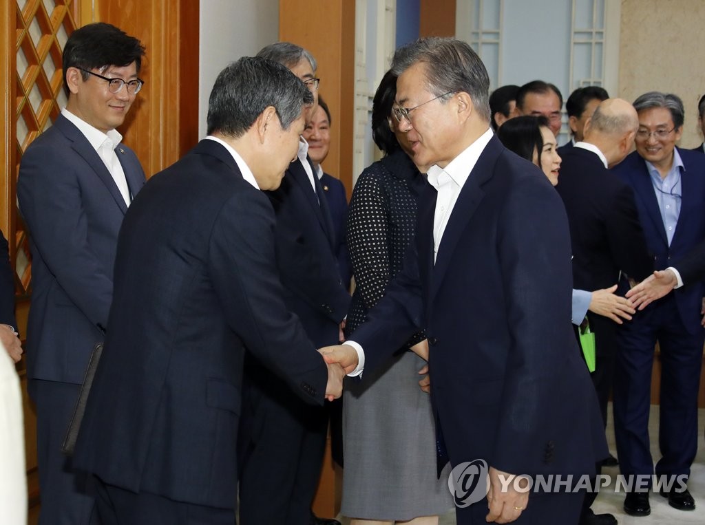 정경두 국방부 장관과 악수하는 문 대통령