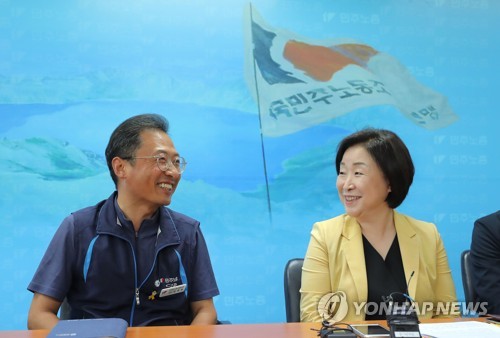 인사말 나누는 심상정, 김명환