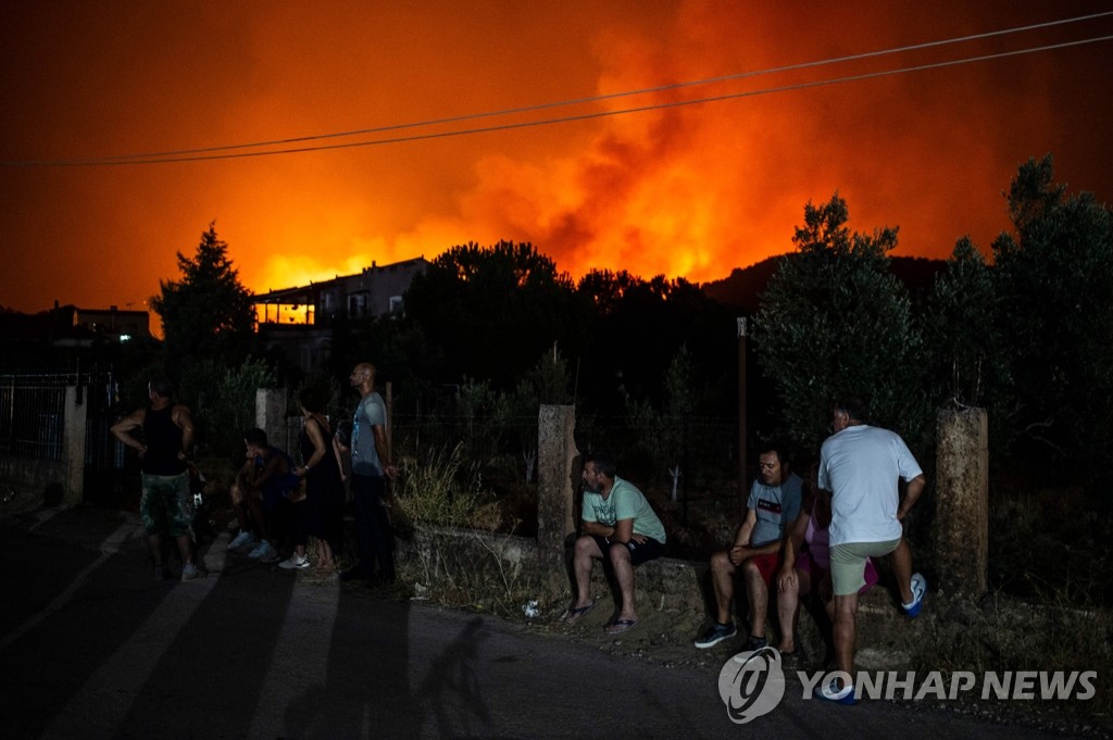 대형산불 대피 조치 기다리는 그리스 주민들