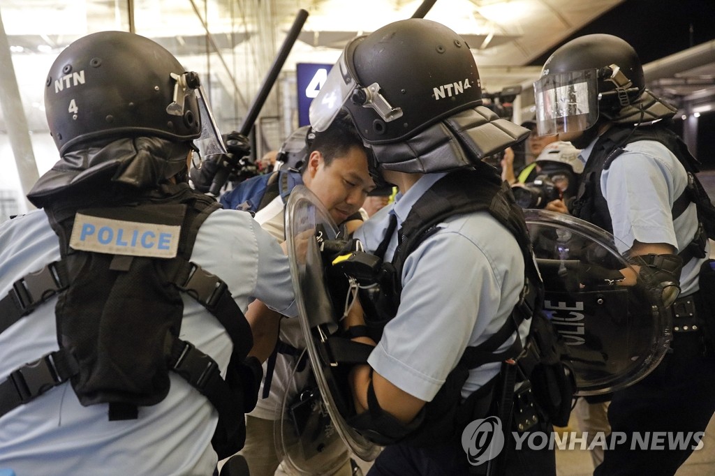 경찰에 체포되는 홍콩공항 점거 시위자