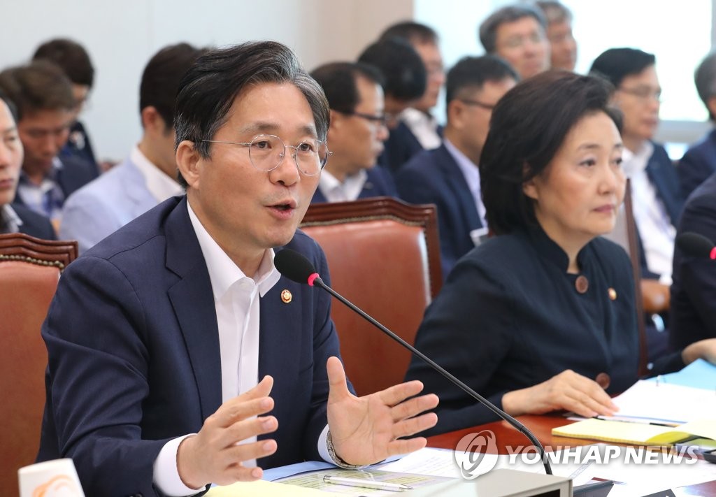 일본 수출규제 강화조치 관련, 답변하는 성윤모 장관