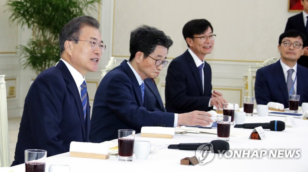 국정과제위원장들과 오찬 간담회하는 문 대통령