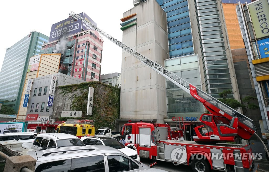 신속한 화재 진압 작업