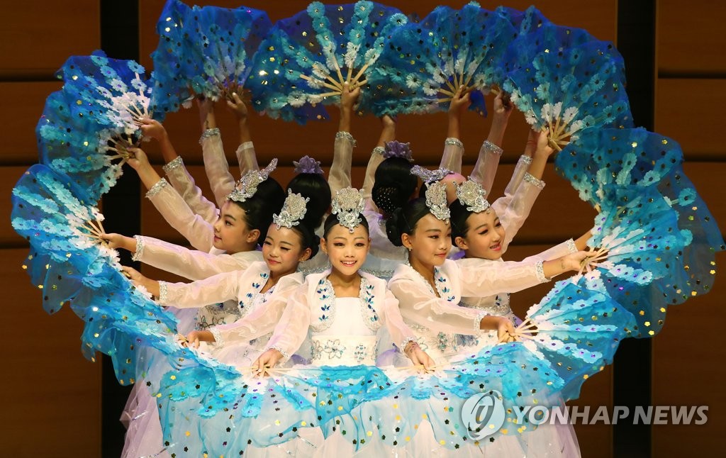 카자흐스탄 동포가 추는 아름다운 부채춤