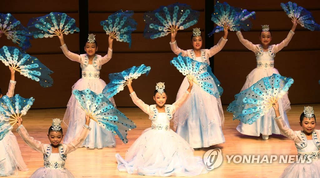 카자흐스탄 남손가무단의 아름다운 부채춤