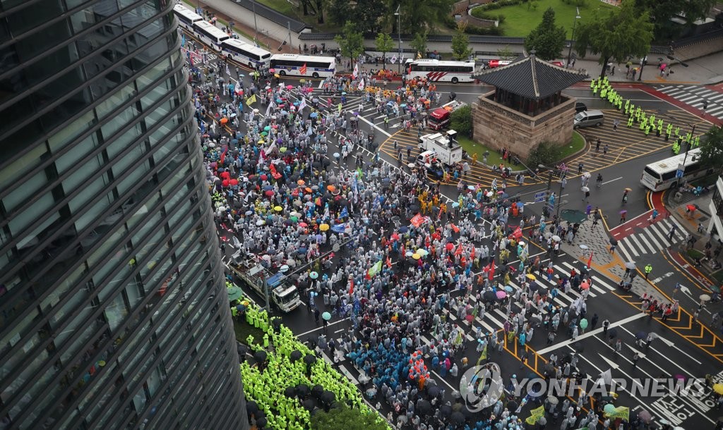 아베 정부 규탄하며 일본대사관으로 행진