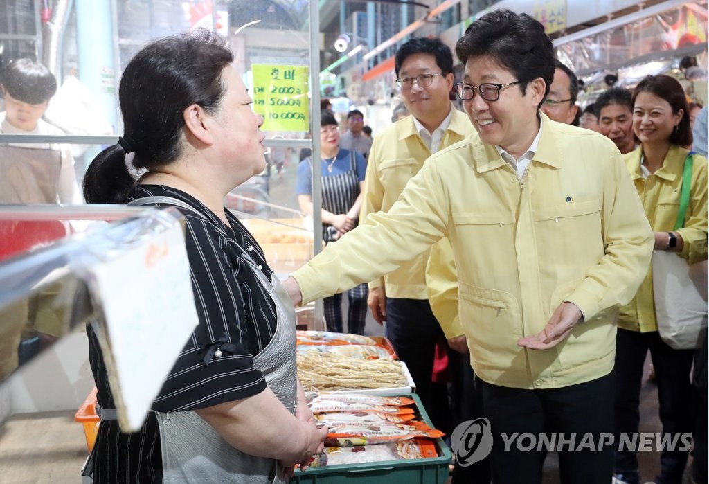 전통시장 폭염 대응 상황 점검하는 조명래 장관