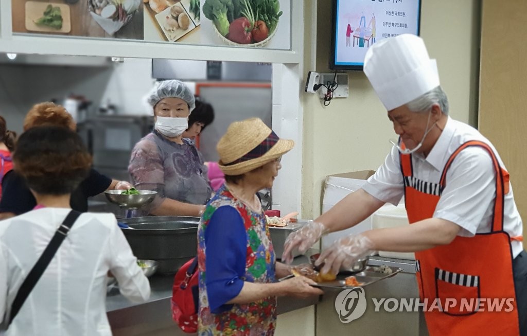 이상헌 국회의원, 복지관 점심 배식 봉사