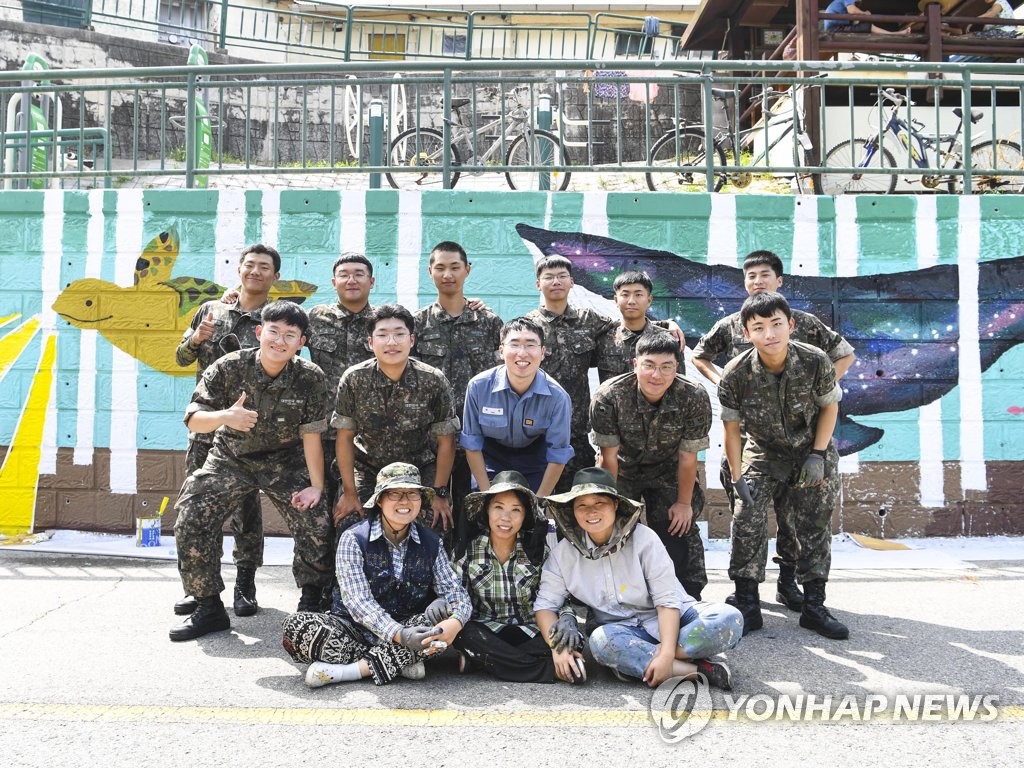 Sailors paint mural in Mokpo Sailors paint mural in Mokpo