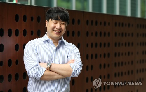 포즈 취하는 김기훈