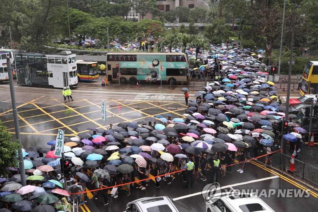 홍콩 교사들, 학생 보호 요구하며 도심 행진