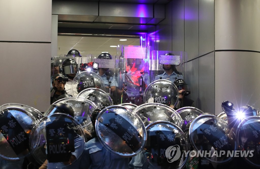 레이저포인터 공격 당하는 홍콩 경찰