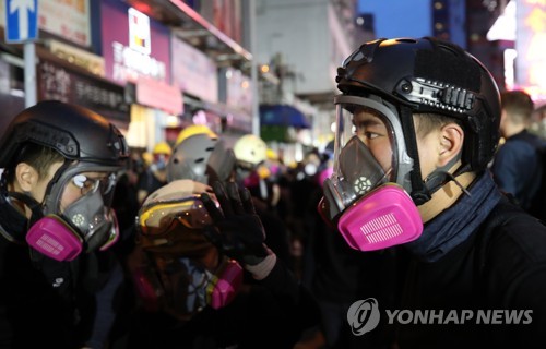 최루탄 진압 대비하는 시위대