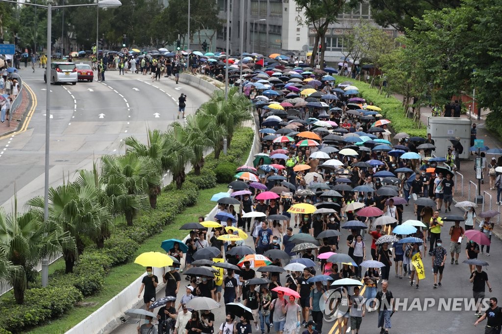 행진하는 홍콩 시민들