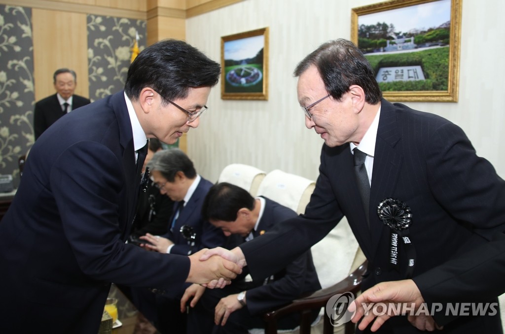 악수하는 황교안-이해찬