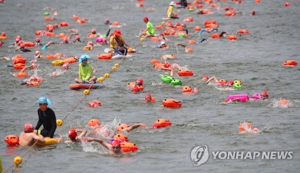 맨몸으로 한강을 건너는 사람들
