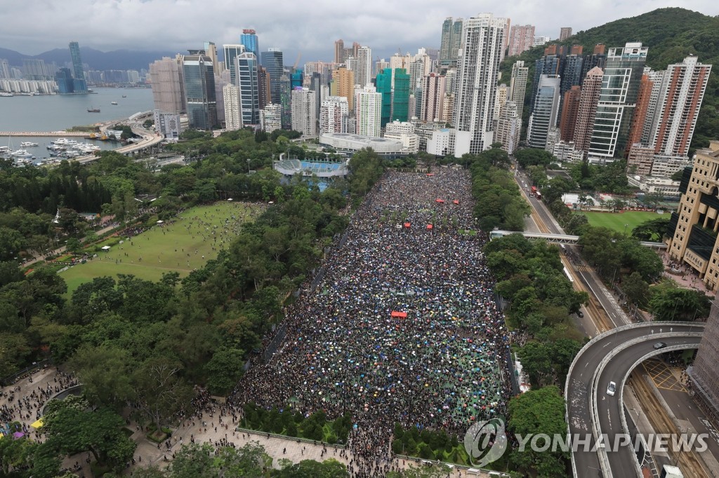 홍콩 빅토리아 공원에 모인 대규모 시위대