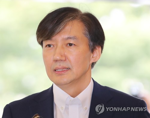 질문에 답하는 조국 법무부 장관 후보자