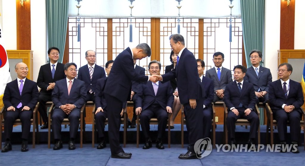 문 대통령, 박삼득 신임 국가보훈처장과 '악수'