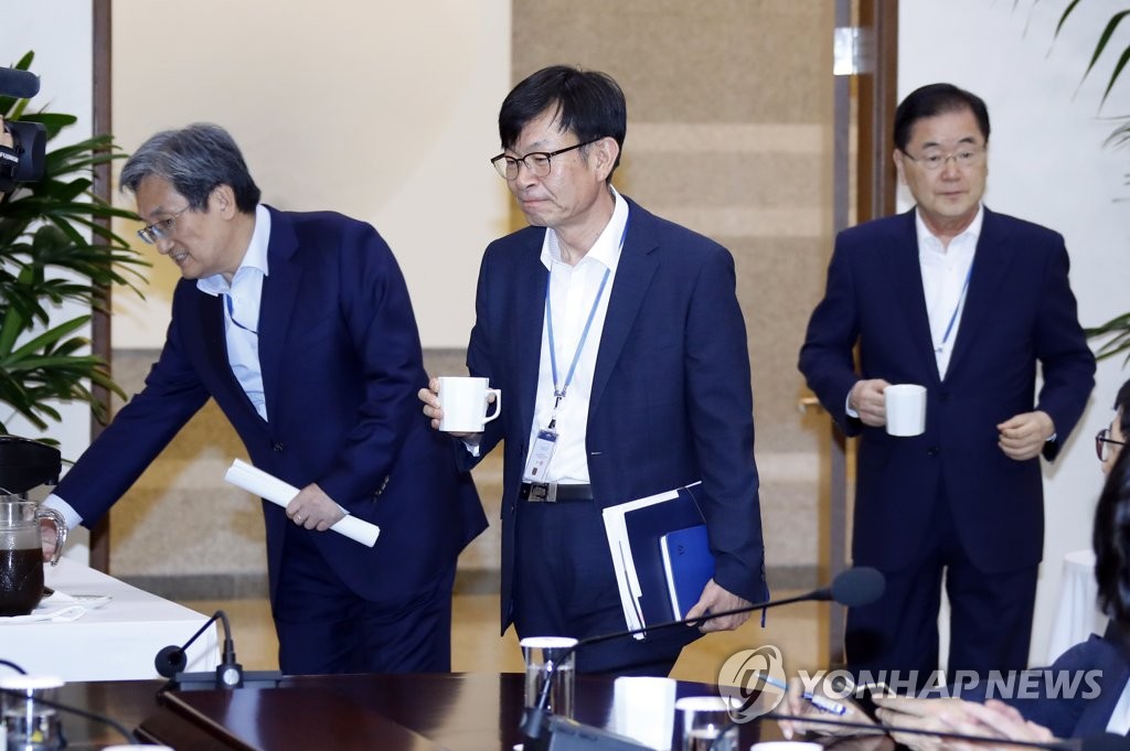 수석보좌관회의 입장하는 3실장