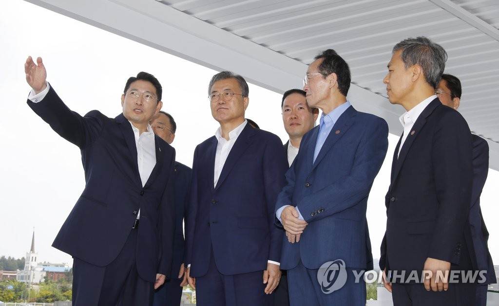 탄소섬유 공장 증설 예정지 살펴보는 문 대통령
