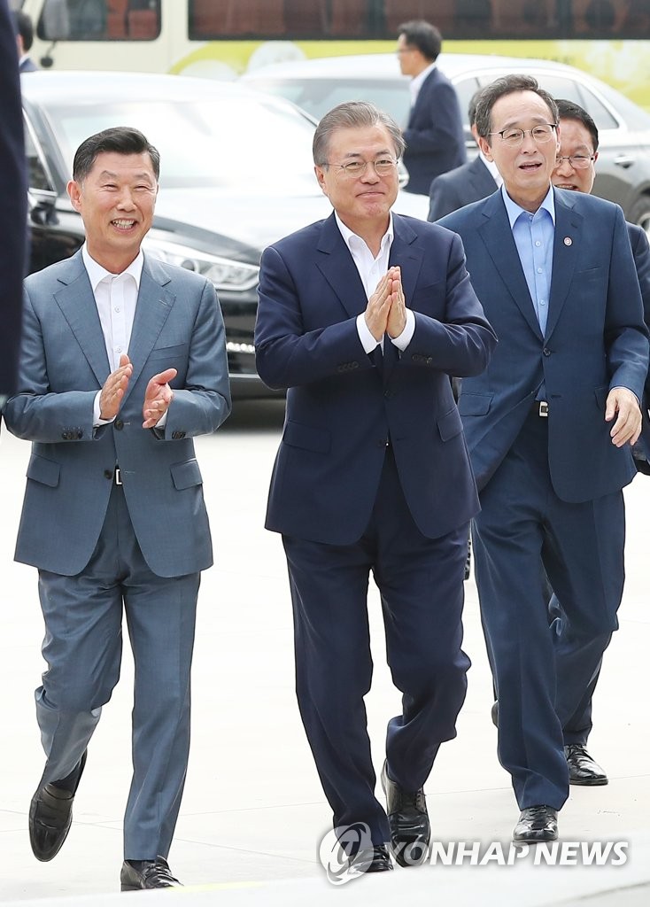 식품 산업 활성화 기업 현장 방문한 문 대통령
