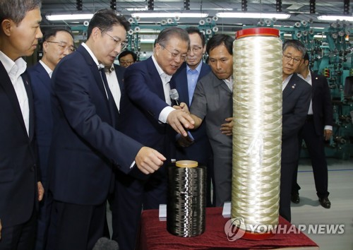 탄소섬유 살펴보는 문 대통령