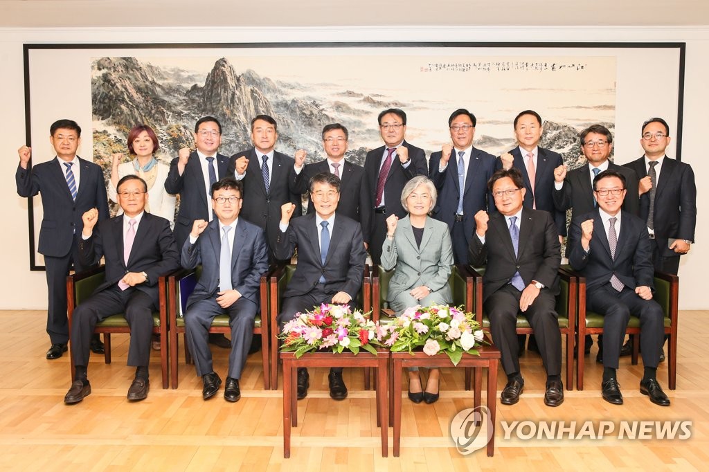 중국 현지 우리 기업인들과 간담회하는 강경화 장관