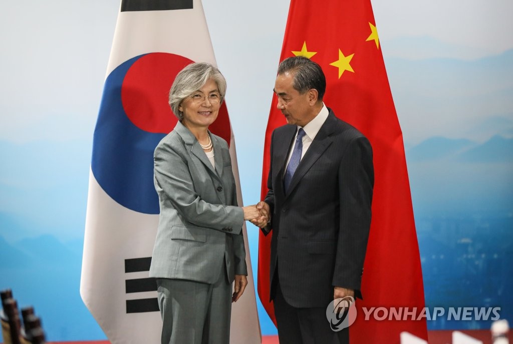 韓中外相が会談 韓中外相が会談