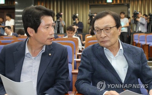이야기하는 이해찬과 이인영
