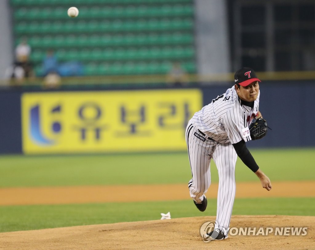 Ryu Jae-kuk of the LG Twins throws a pitch against the Kia Tigers in the top of the first inning of a Korea Baseball Organization regular season game at Jamsil Stadium in Seoul on Aug. 21, 2019. (Yonhap)