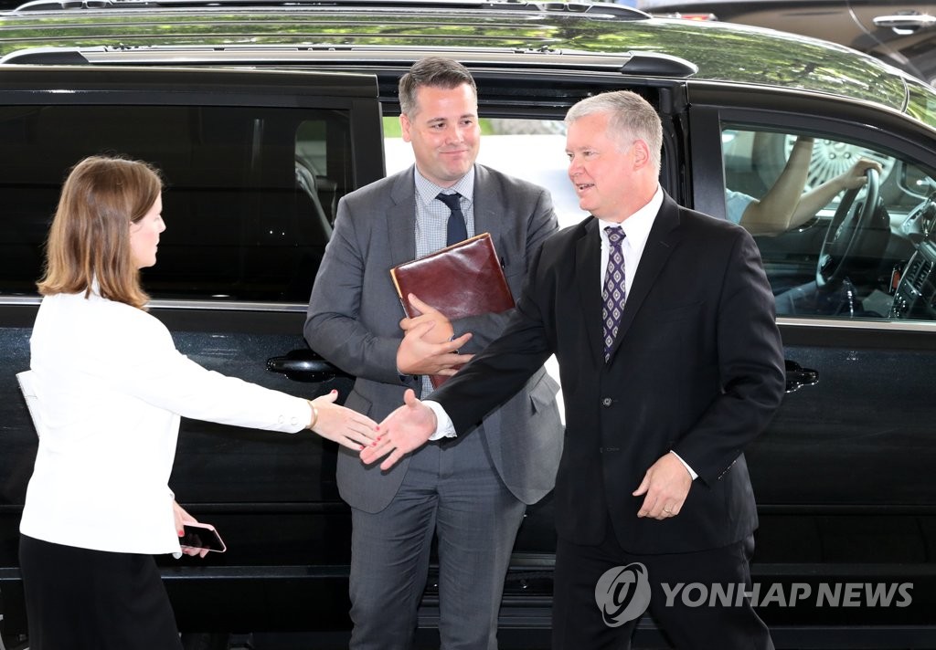 회동 나선 스티븐 비건