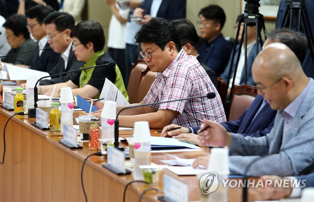 모두발언 듣는 참석자들