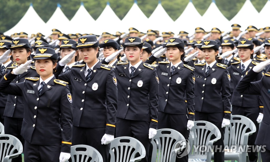 경례하는 신임 경찰관들