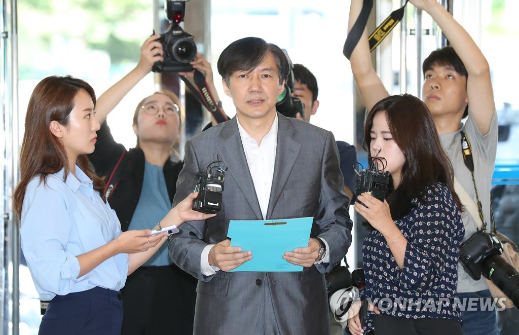 취재진 질문에 답하는 조국 후보자