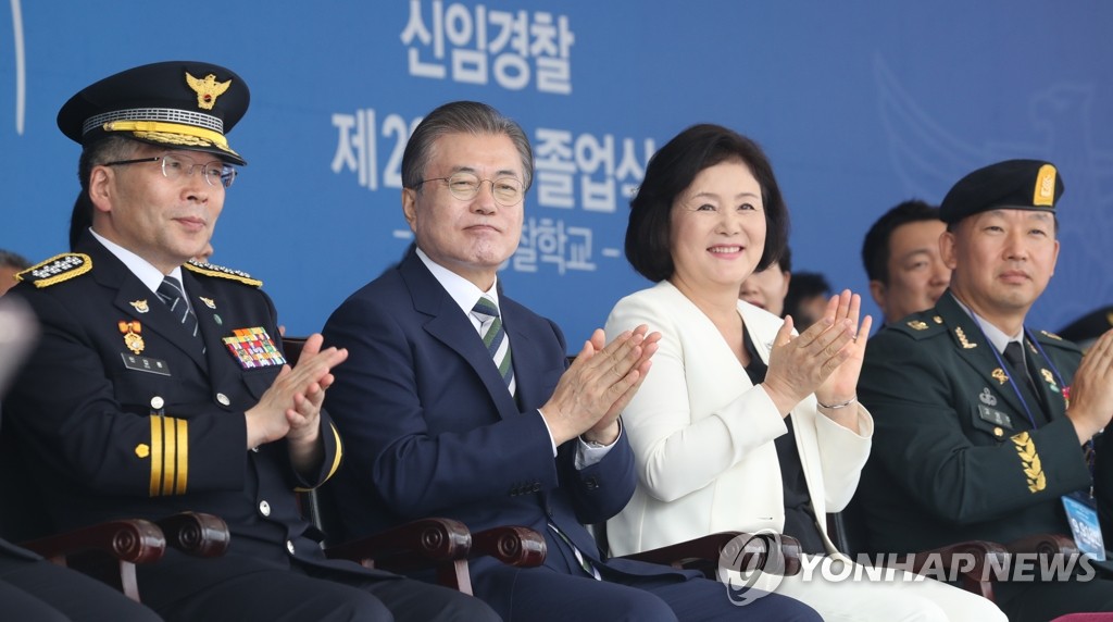 손뼉 치는 문 대통령