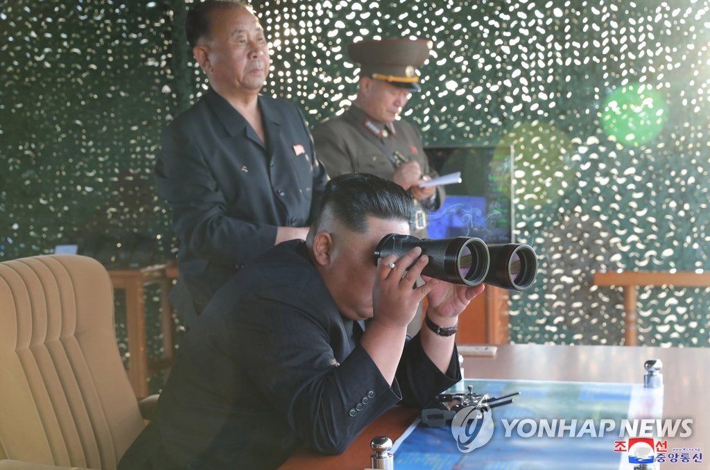 북한, '신형 초대형 방사포' 발사
