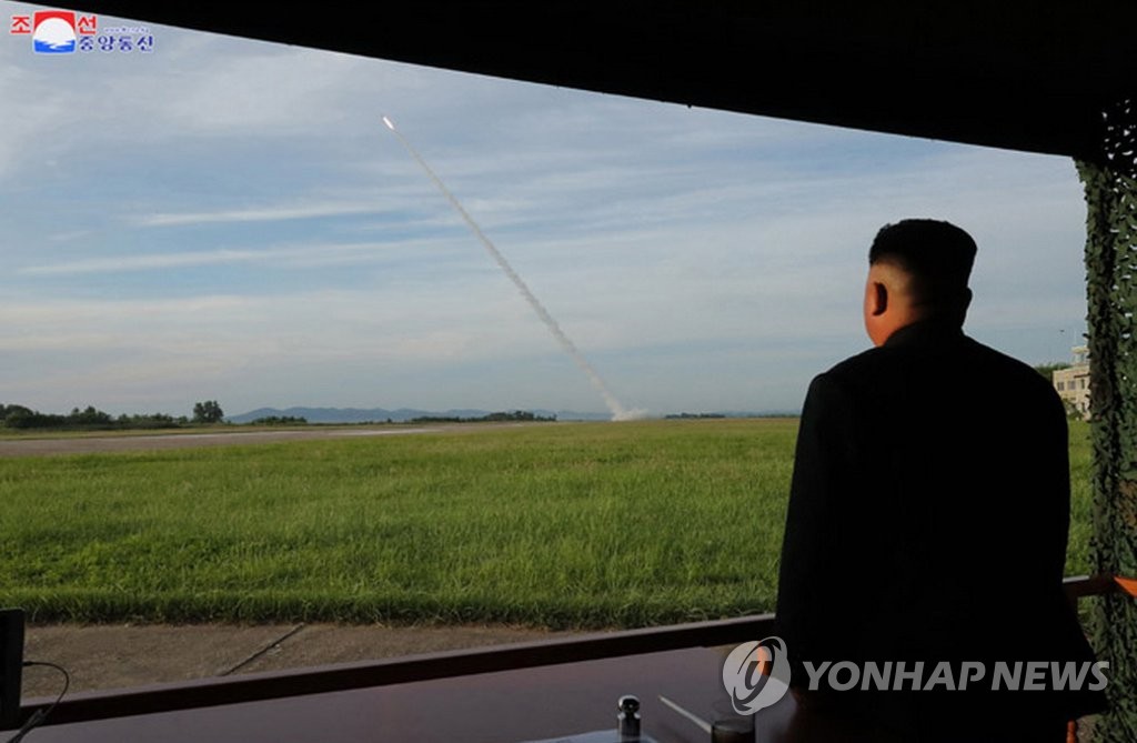 Prueba de un nuevo lanzacohetes múltiple de calibre supergrande de Corea del Norte Prueba de un nuevo lanzacohetes múltiple de calibre supergrande de Corea del Norte