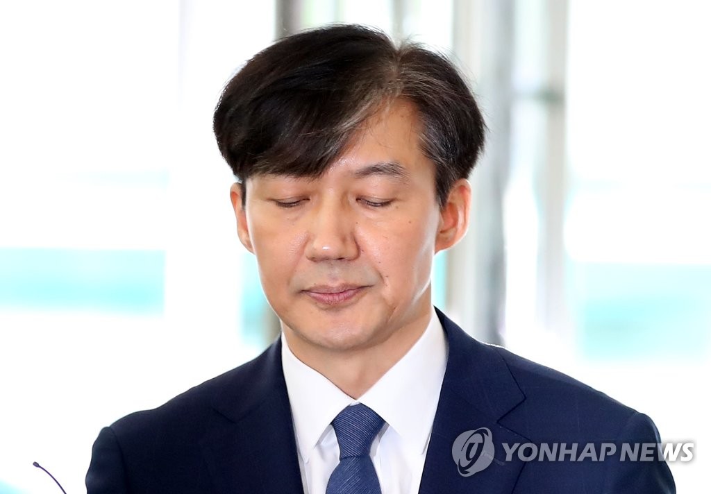 눈 감은 조국 후보자