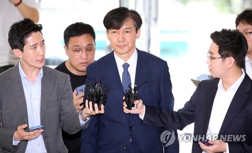 조국, 질문을 뒤로하고