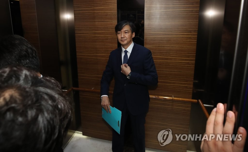 승강기에 탄 조국 후보자