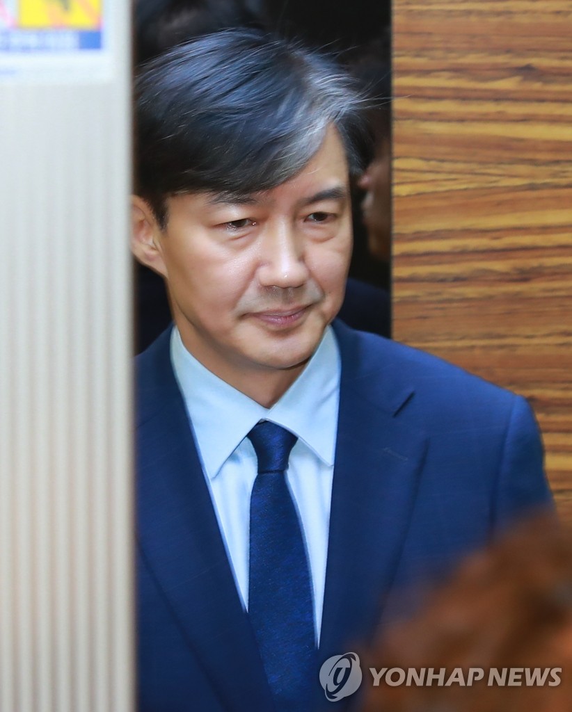출근하는 조국 후보자