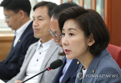 조국 인사청문회 대책TF 회의에서 발언하는 나경원