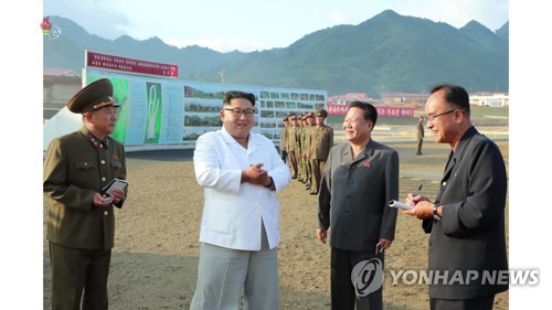 온천관광지구 건설장 현지지도하는 김정은