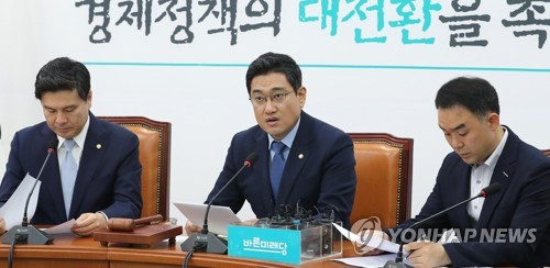 원내대책회의에서 발언하는 오신환