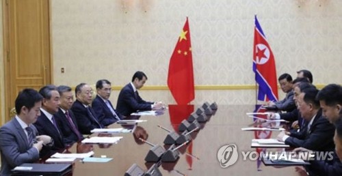 마주앉은 북중 외교수장