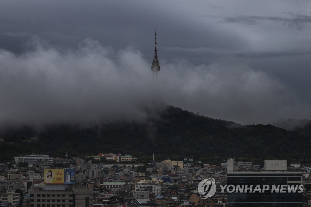 Seoul's landmark Namsan Tower is covered by clouds on Sept. 5, 2019, as Typhoon Lingling moves northward to South Korea. (Yonhap)