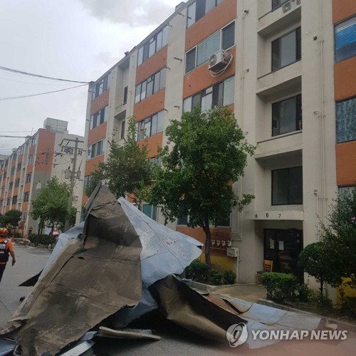 원주 아파트서 강풍에 함석지붕 날아가